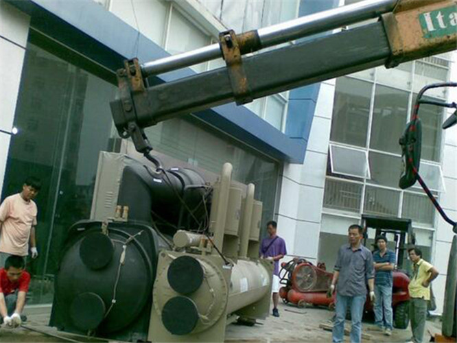 河口区随车吊和汽车吊的核心区别是什么？哪种更省钱？