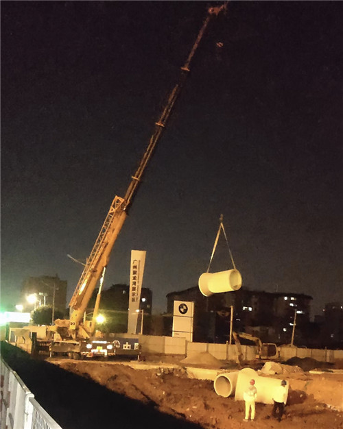 河口区“弯臂矫正”—— 吊车的 “形变补偿” 技术